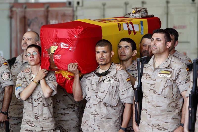 Soldados españoles trasladan a hombros el féretro con los restos mortales de su compañera, la soldado Niyireth Pineda Marín.