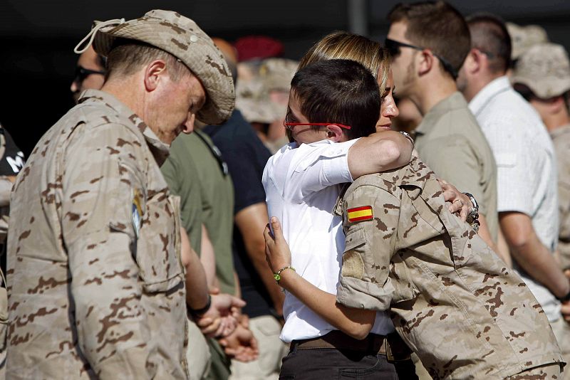 La ministra de Defensa, Carme Chacón, se abraza a una de las compañeras de la fallecida.