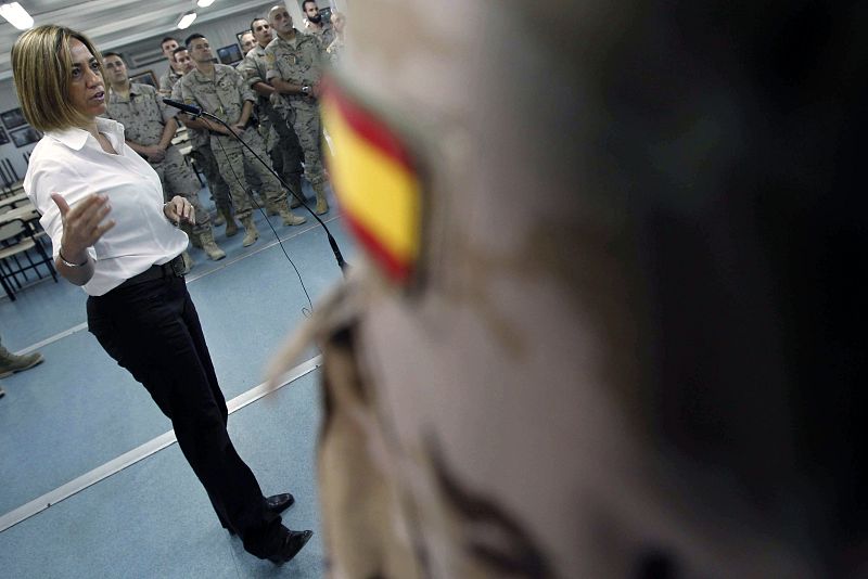 La ministra de Defensa, Carme Chacón, durante su intervención en el acto de despedida ante las tropas españolas pertenecientes a la ISAF
