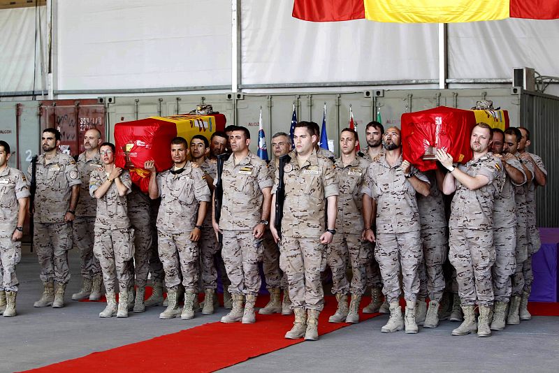 Militares españoles portan los féretros de sus compañeros fallecidos en Afganistán.