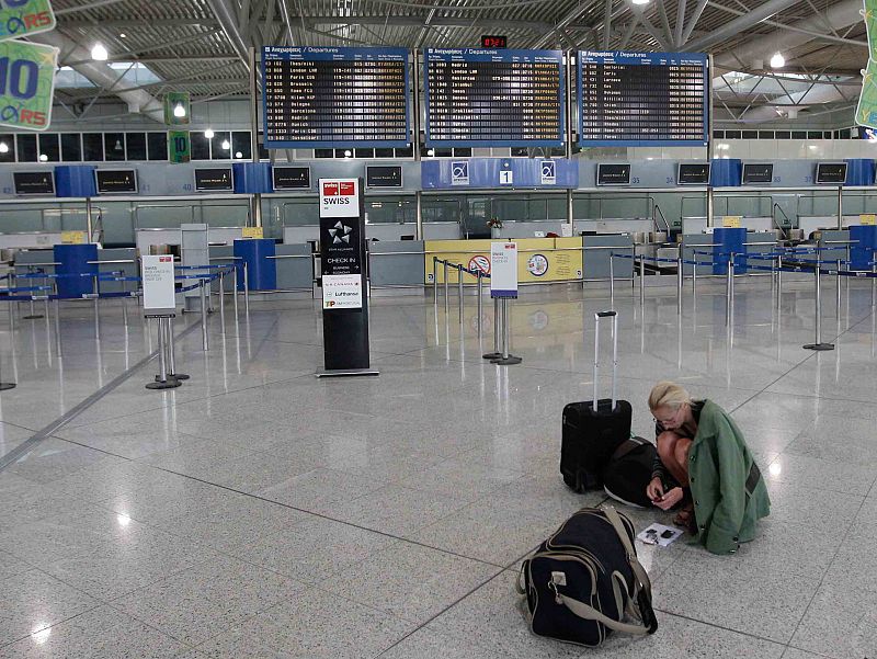 El aeropuerto de Atenas, casi vacío en las primeras horas de la huelga