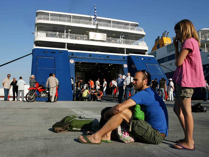 Varios turistas esperan en el puerto del Pìreo de Atenas