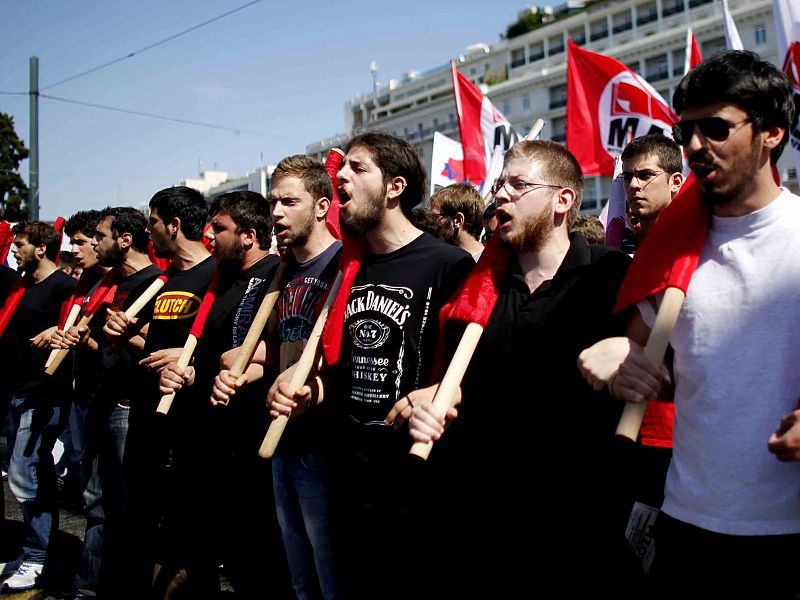 Un grupo de jóvenes encabezan una de las manifestaciones, la convocada por el Partido Comunista de Grecia