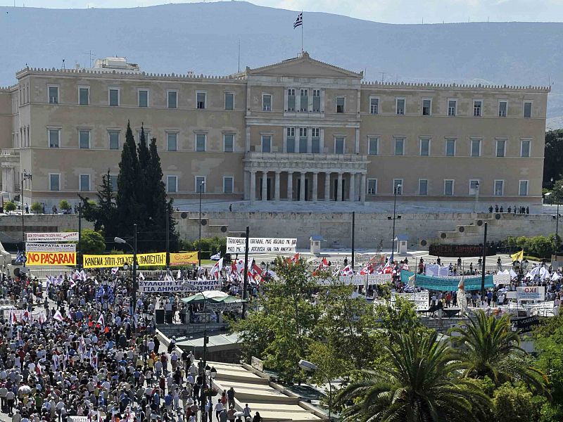 Miles de personas ya se concentran frente al Parlamento griego, en la plaza Sintagma