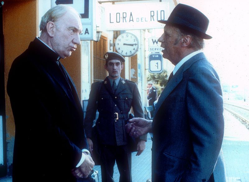 'Juncal' con el padre Domingo Camprecios (Fernando Fernán Gómez)