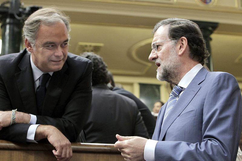 El líder del PP, Mariano Rajoy charla con el vicesecretario de Comunicación del partido, Esteban González Pons.