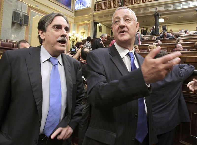 El ministro de Trabajo, Valeriano Gómez, y el socialista Jesús Caldera, a su llegada a la primera jornada del debate sobre el estado de la nación