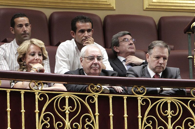 Varios representantes de la política nacional, como Esperanza Aguirre o Marcelino Iglesias, siguen desde el palco de invitados el discurso del presidente.