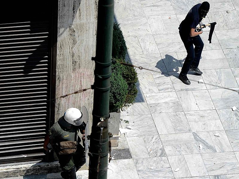 Los enfrentamientos, en cada rincón de los alrededores de la plaza Sintagma