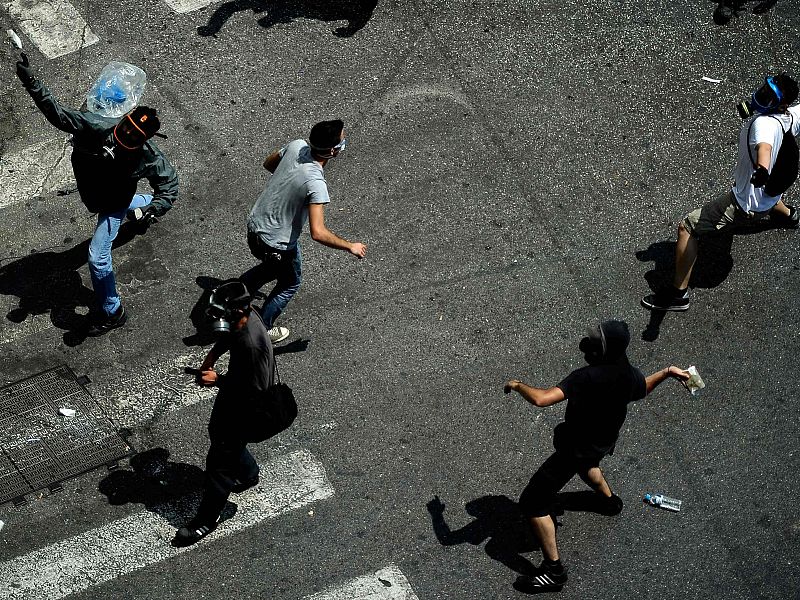 Algunos violentos han atacado a la policía desplegada en la plaza Sintagma de Atenas