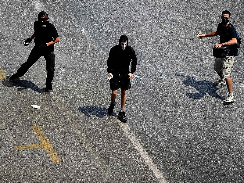 Al menos seis heridos en los enfrentamientos entre policías y manifestantes