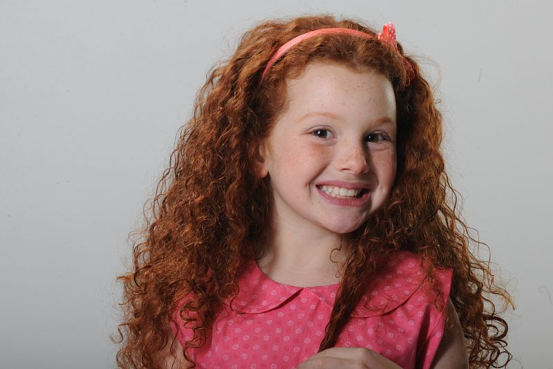 Flor es la hija más pequeña de Román en 'Amar de nuevo'. La joven actriz Briggitte Bozzo interpreta al personaje.