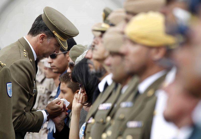 El Príncipe Felipe saluda a los familiares de las víctimas