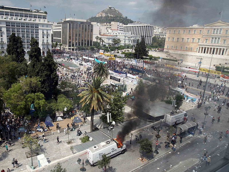 Vista general de la plaza Sintagma durante los altercados