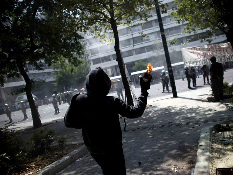 Algunos manifestantes han lanzado cócteles molotov a la policía griega