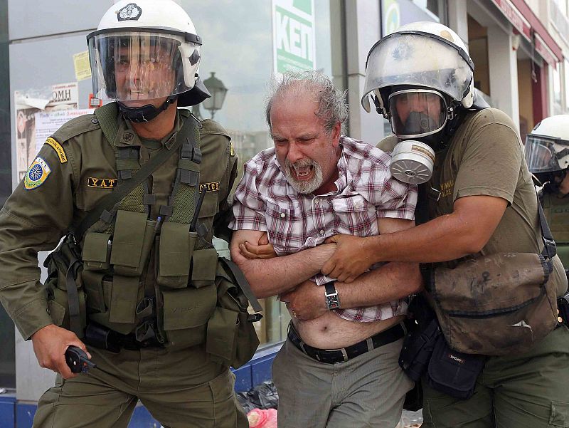 Un manifestante es detenido por la policía antidisturbios