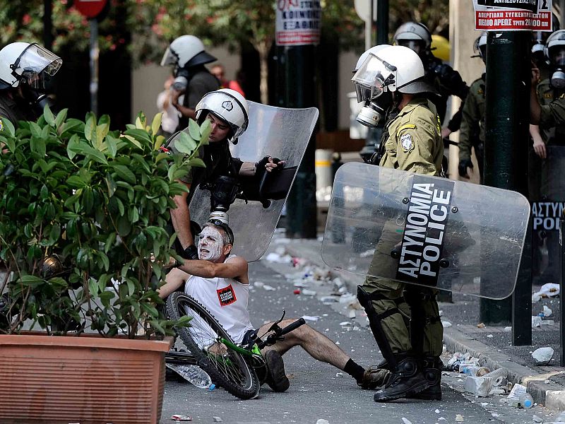 La policía reduce a un manifestante