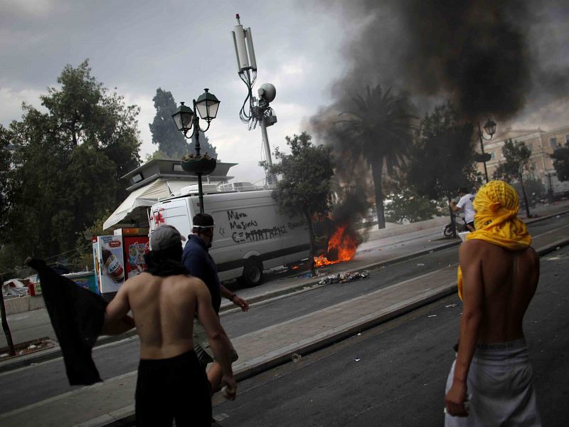 Los violentos han quemado una unidad móvil situada en la plaza Sintagma