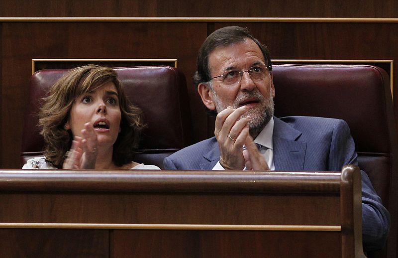 Mariano Rajoy y Soraya Sáez de Santamaría durante la jura de cargo de una nueva diputada del PP
