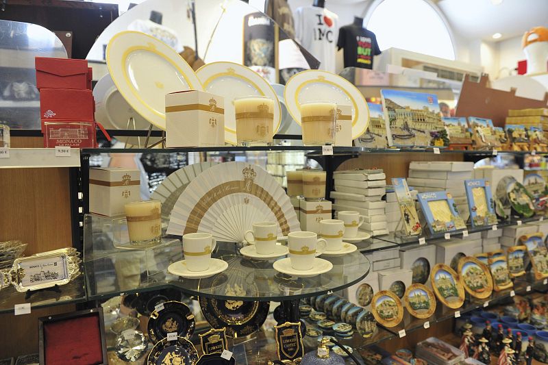 Abánicos, platos, vasos de la boda real de Mónaco