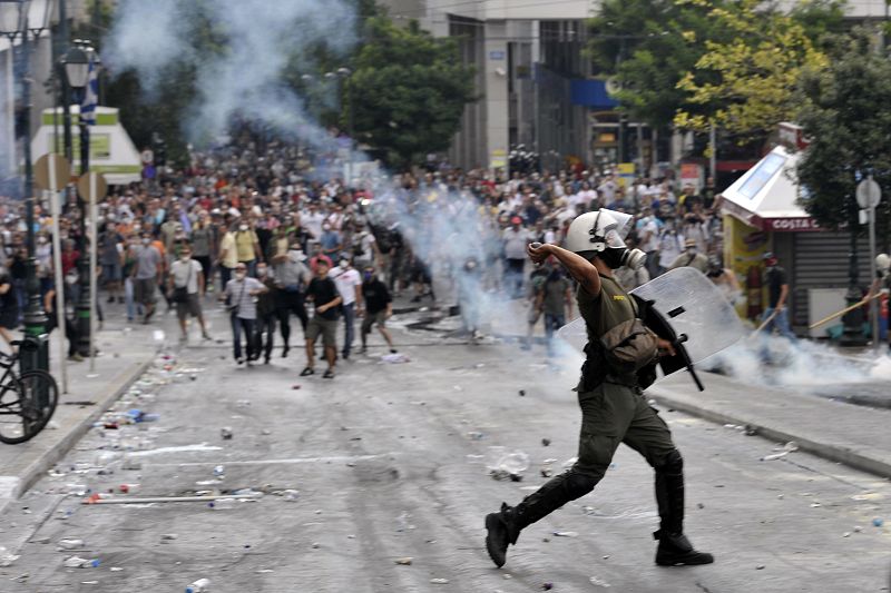 Los manifestantes en un momento del enfrentamiento con la policía