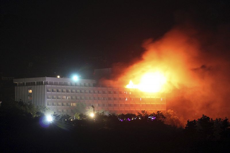 Fuego y humo en el hotel Intercontinental de Kabul durante el enfrentamiento con los insurgentes talibanes