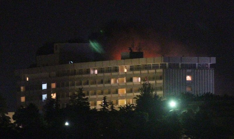 Las llamas del ataque pueden verse en el hotal Intercontinental en plena noche