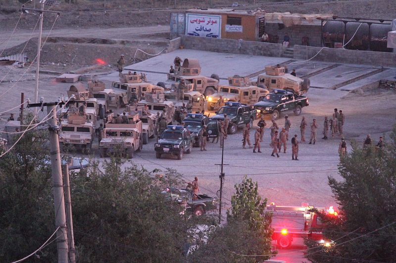 Oficiales de seguridad se reúnen cerca del hotel Intercontinental en Kabul