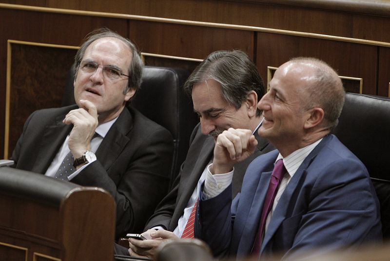 Ángel Gabilondo, Valeriano Gómez, y Miguel Sebastián al comienzo del segundo día del debate