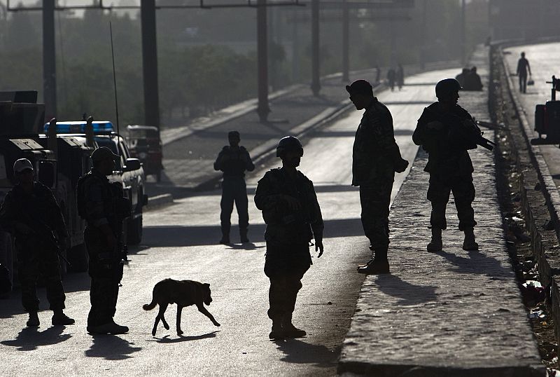 Policías afganos custodian los alrededores del Hotel Intercontinental tras el ataque talibán