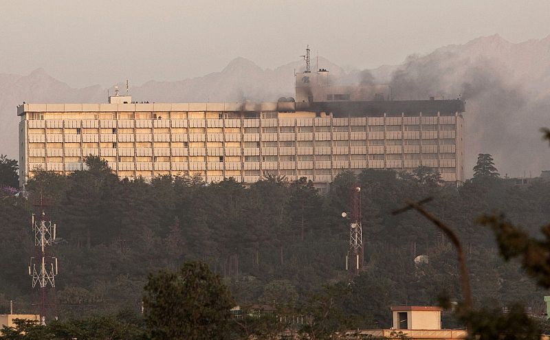 El Hotel Intercontinental en Kabul amanece cubierto de humo tras el atentado talibán