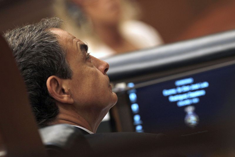 El presidente del Gobierno escucha las intervenciones del Grupo Mixto