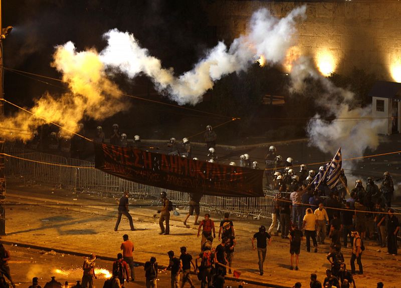 Los enfrentamientos entre policías y manifestantes en la plaza Sintagma de Atenas han sido continuos durante la madrugada