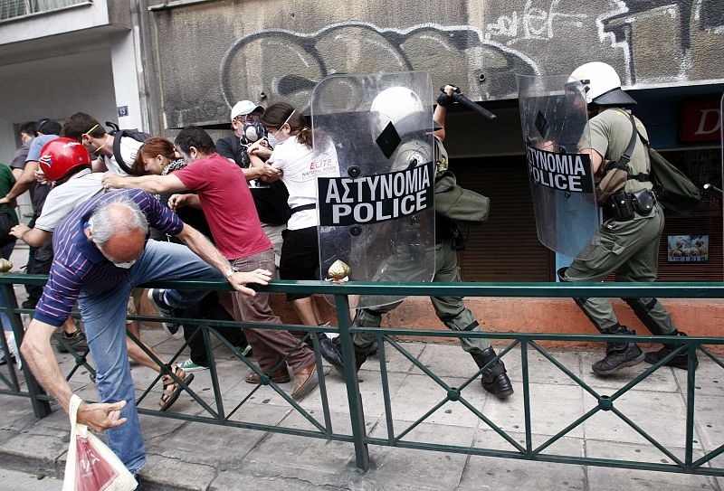 La policía ha vuelto a cargar este miércoles contra los manifestantes en Atenas