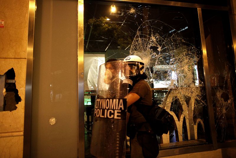 Un policía detiene a uno de los manifestantes esta pasada noche