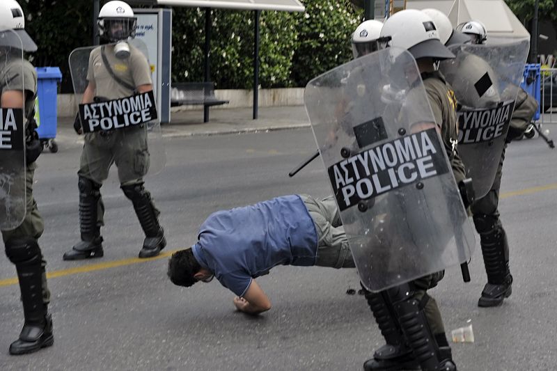 La policía carga contra uno de los manifestantes, que cae al suelo