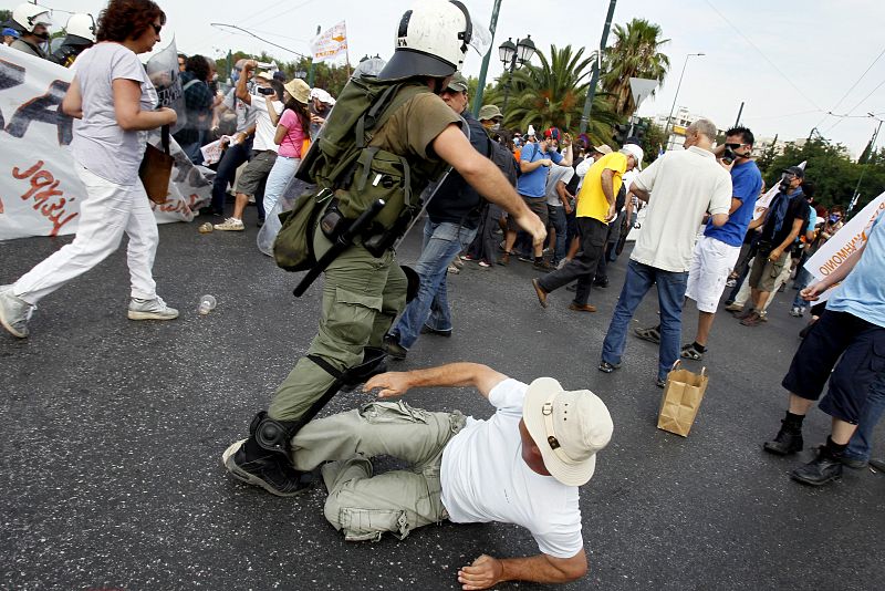 Los manifestantes han tratado de impedir el acceso a los diputados griegos y la policía ha vuelto a cargar