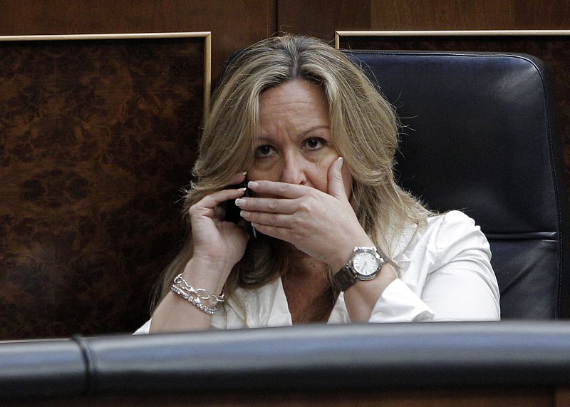 La ministra de Asuntos Exteriores, Trinidad Jiménez, siendo informada de la muerte de un español en un atentado en Kabul