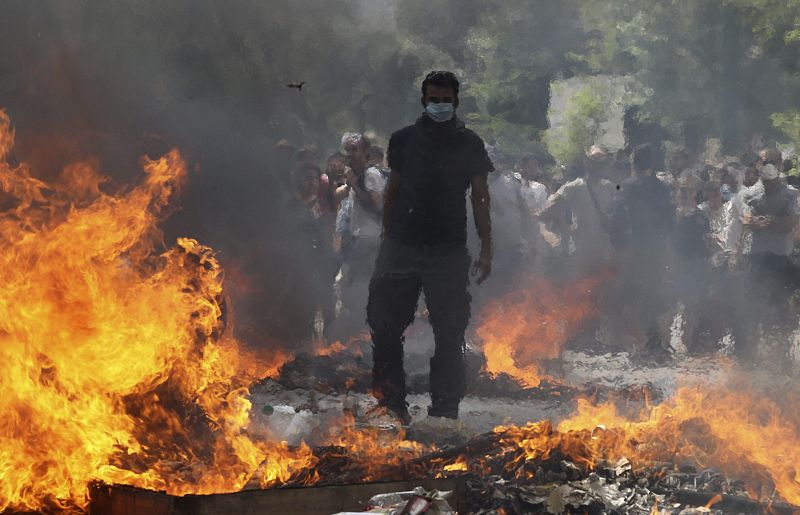 Manifestantes prenden fuego una barricada para intentar bloquear la entrada al Parlamento