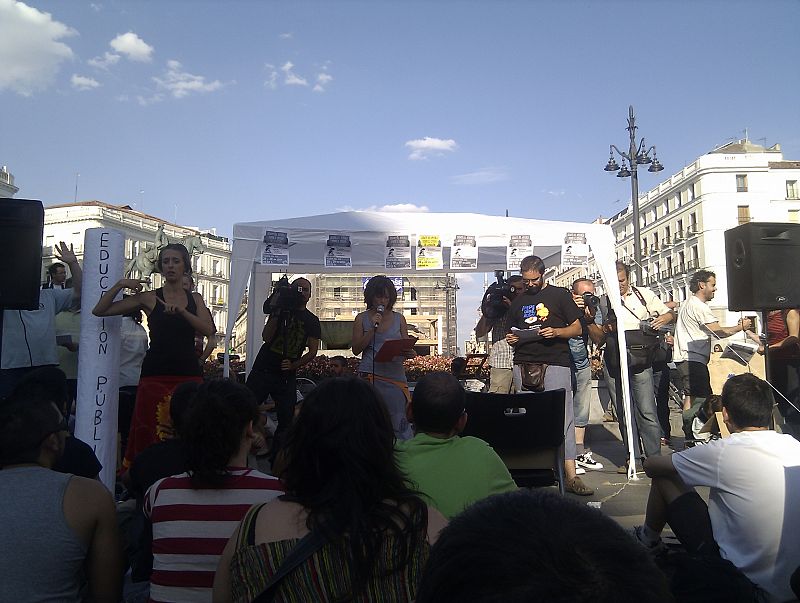 Decenas de jóvenes del Movimiento 15M vuelven a concentrarse en la Puerta del Sol