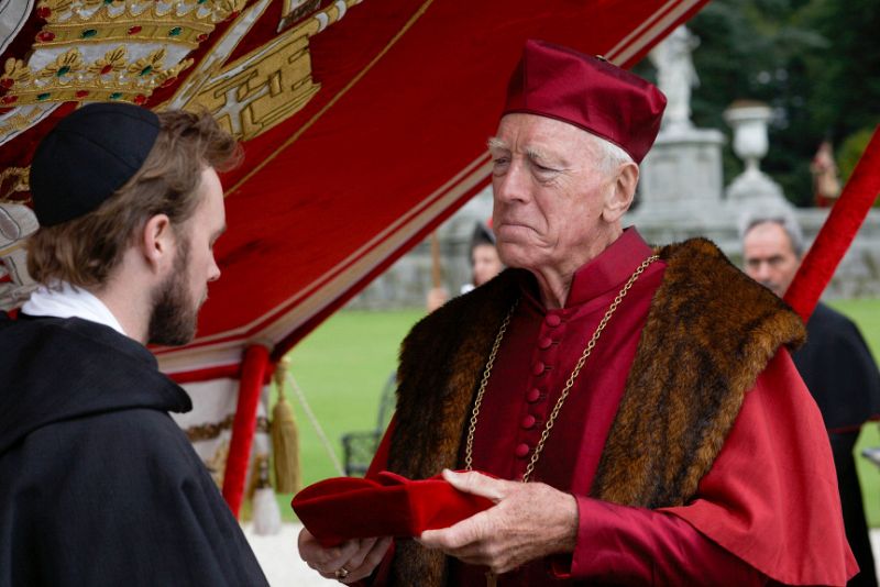 Crítico con el rey y enemigo del protestantismo, el Cardenal Von Waldburg llega a Inglaterra enviado por el papa Pablo III para llevar a cabo la Inquisición.
