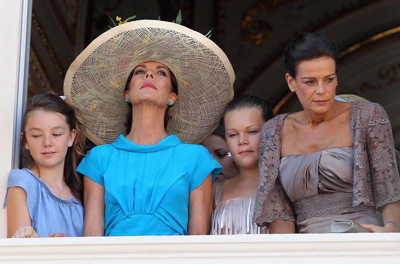 La princesa Alexandra de Hanover, junto a su madre la princesa Carolina, y la princesa Estefanía de Mónaco con su hija Camille Marie Kelly Gottlieb, desde el balcón del Palacio Grimaldi.