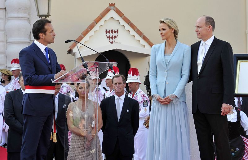 El alcalde de Mónaco, Georges Marsen felicita a la princesa Charlene y el Príncipe Alberto de Mónaco, tras obsequiarles con el regalo del pueblo de Mónaco.