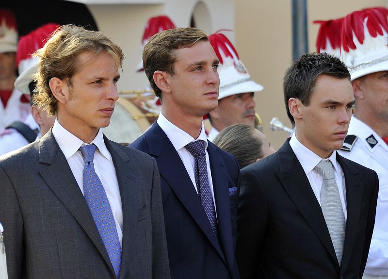 Los hijos de las princesas Carolina y Estefanía de Mónaco, Andrea Casiraghi, Pierre Casiraghi y Louis Ducruet asisten a la ceremonia de entrega de regalos.