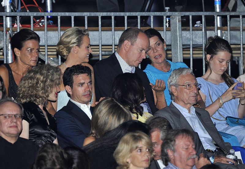 El Príncipe Alberto de Mónaco charla con su hermana la princesa Carolina de Hanover.