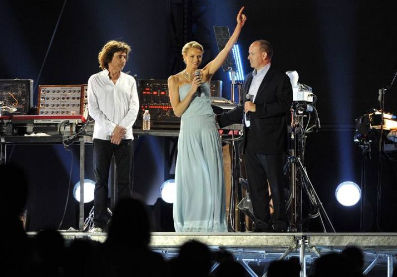  La princesa Charlene Wittstock y el Príncipe Alberto de Mónaco comparten escenario con el compositor Jean-Michel Jarre.  