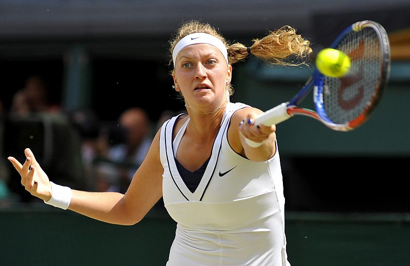 Petra Kvitova le devuelve la bola a la tenista rusa Maria Sharapova