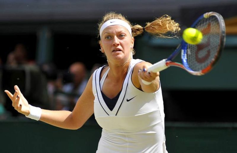Petra Kvitova le devuelve la bola a la tenista rusa Maria Sharapova