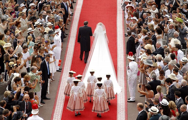 Vista general de la llegada de la novia que muestra los 20 metros que tiene la cola de su vestido.