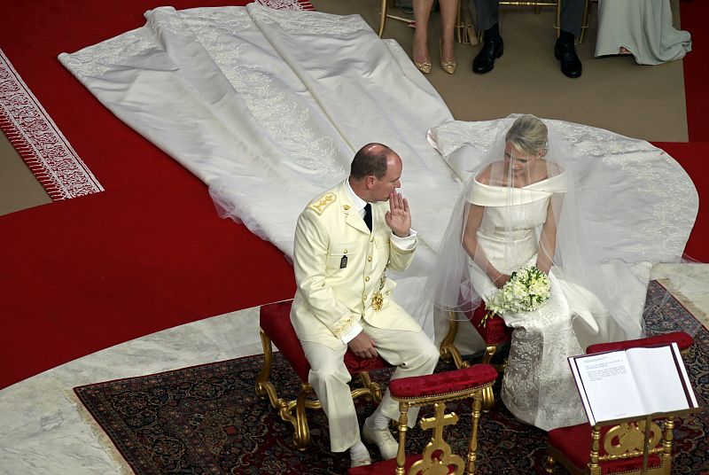 Los novios intercambian unas divertidas palabras durante la ceremonia religiosa.